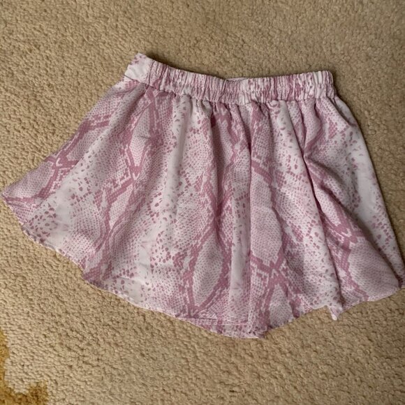 Adrienne. Size Small. Elastic Waist Lined Skort. 25" Unstretched. B58 - Picture 2 of 2